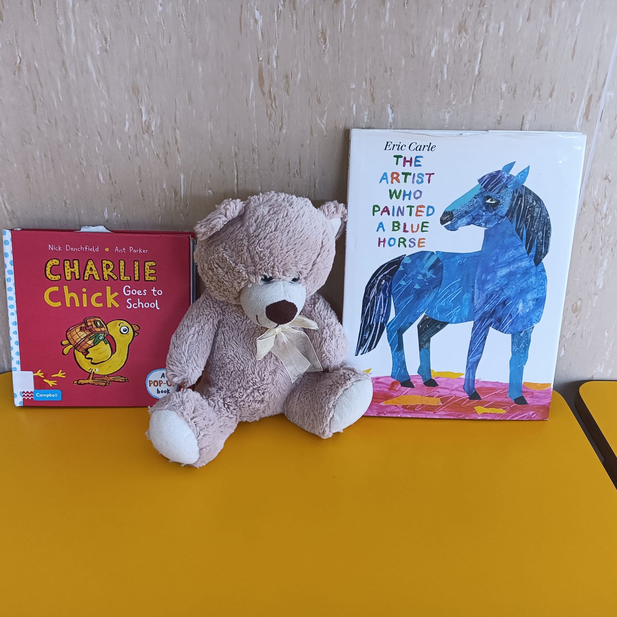 Libros infantiles en inglés y peluche de oso para el proyecto de iniciación al segundo idioma en la Escuela Gloria Fuertes.